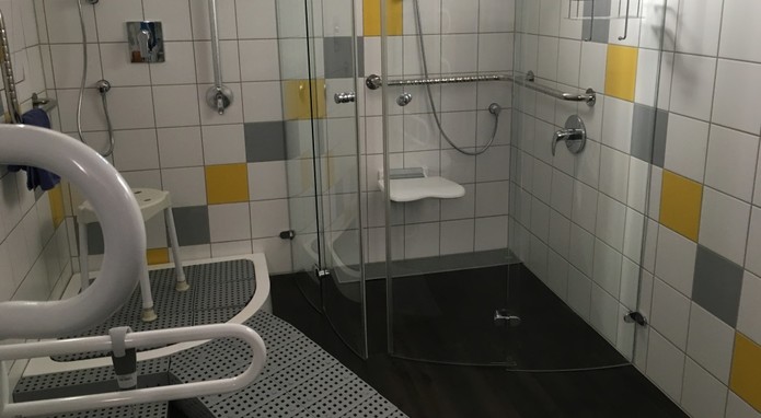 Das Bild zeigt ein barrierefrei gestaltetes Bad in der Musterwohnung des Sanitätshaus Siegel in Crailsheim