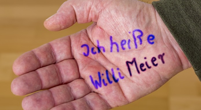 Das Bild zeigt eine Hand: Auf der Innenfläche steht geschrieben "Ich heiße Willi Meier".