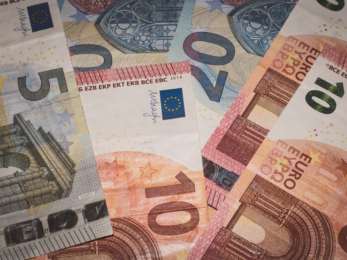 Das Bild zeigt verschieden Geldscheine im Wert von fünf, zehn und zwanzig Euro.