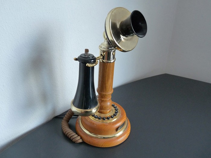 Das Bild zeigt ein altes Telefon von Anfang des 19. Jahrhunderts.